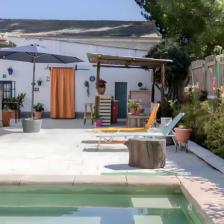 Casa Grande Con Piscina Familias Holiday home *